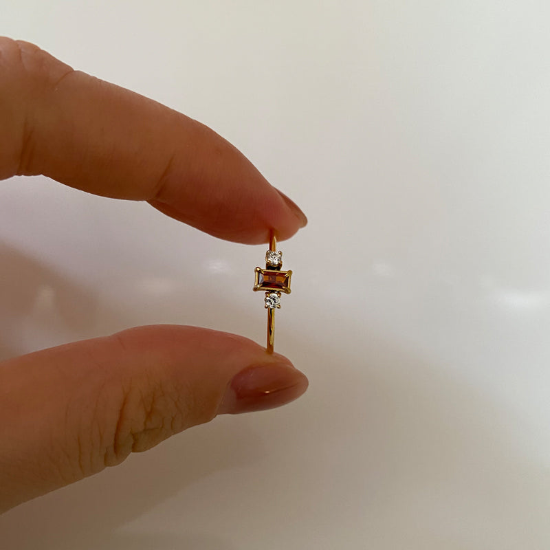 Lisa – Zarter Vergoldeter Ring mit Drei Roten Steinen