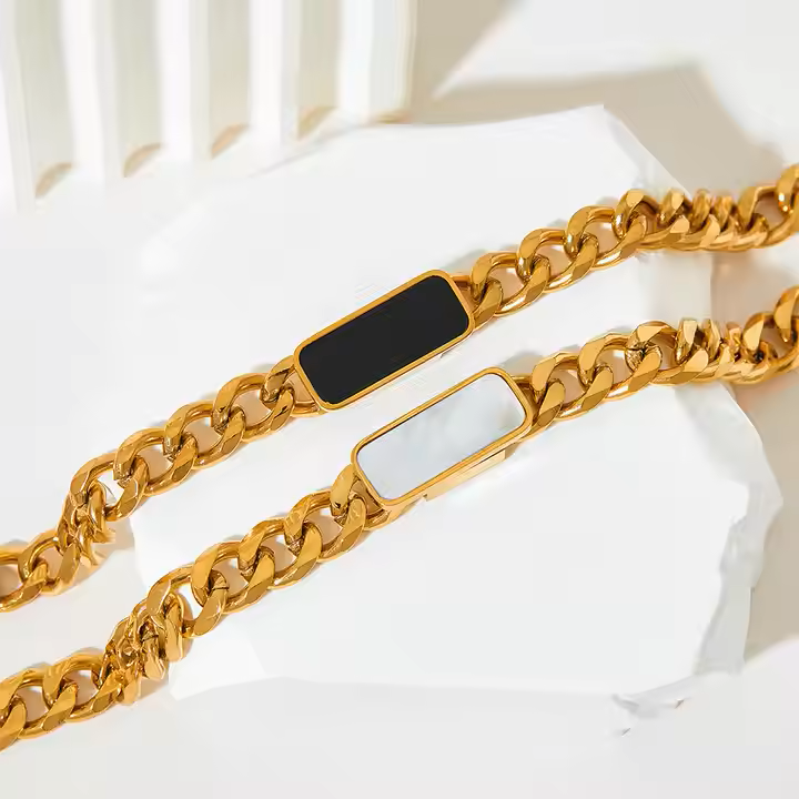 Marcie – Kubanisches Armband aus Titanmetall vergoldet
