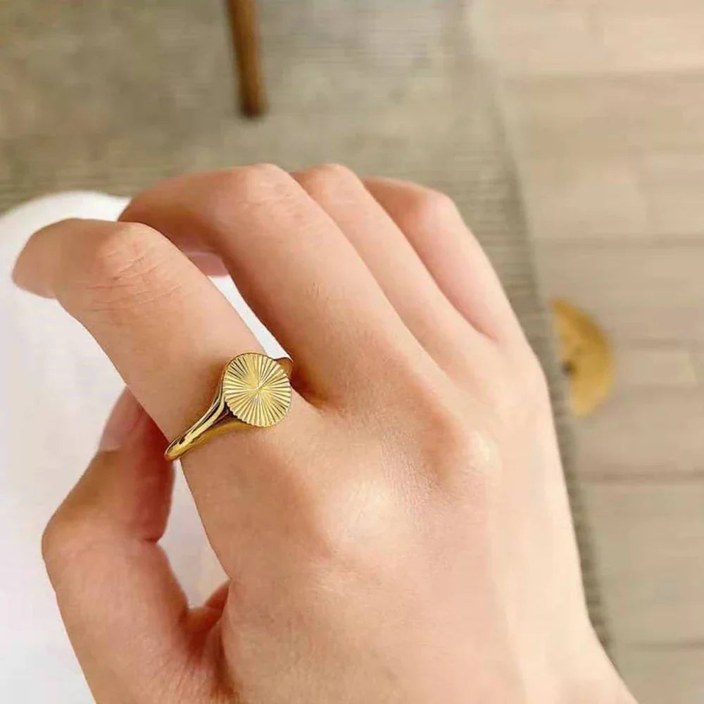 Yesha – Wellig Runde Ring aus Edelstahl