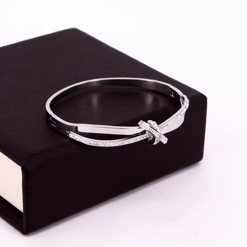 Dalia – Armreif Eleganter Knoten