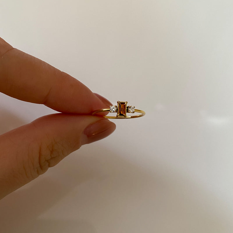 Lisa – Zarter Vergoldeter Ring mit Drei Roten Steinen