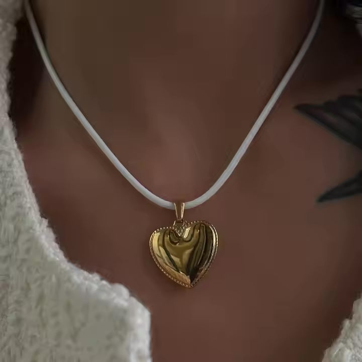 Kris – Lederhalskette mit geprägtem Love-Anhänger