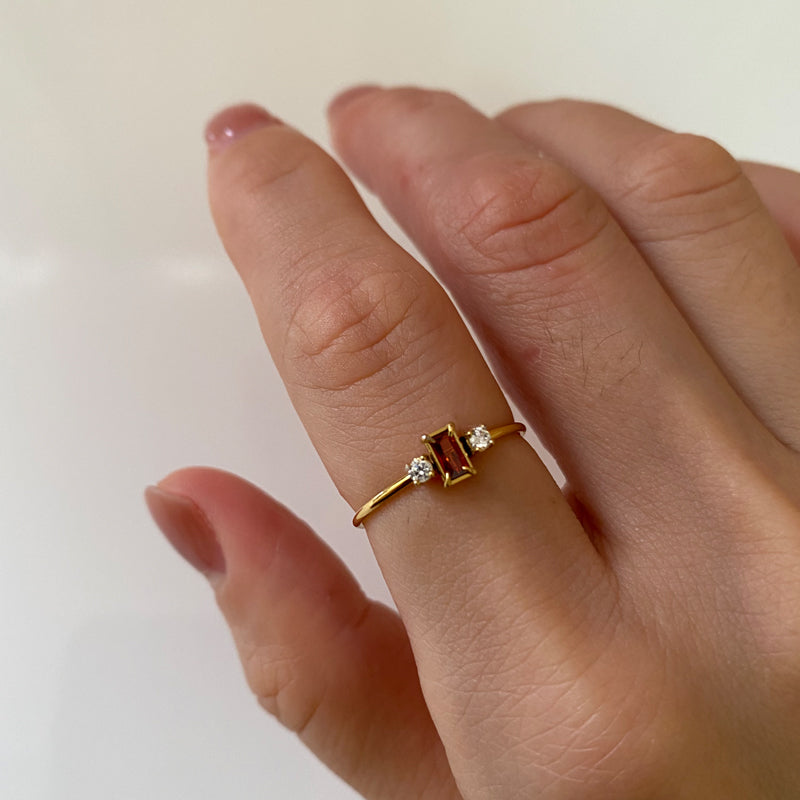 Lisa – Zarter Vergoldeter Ring mit Drei Roten Steinen