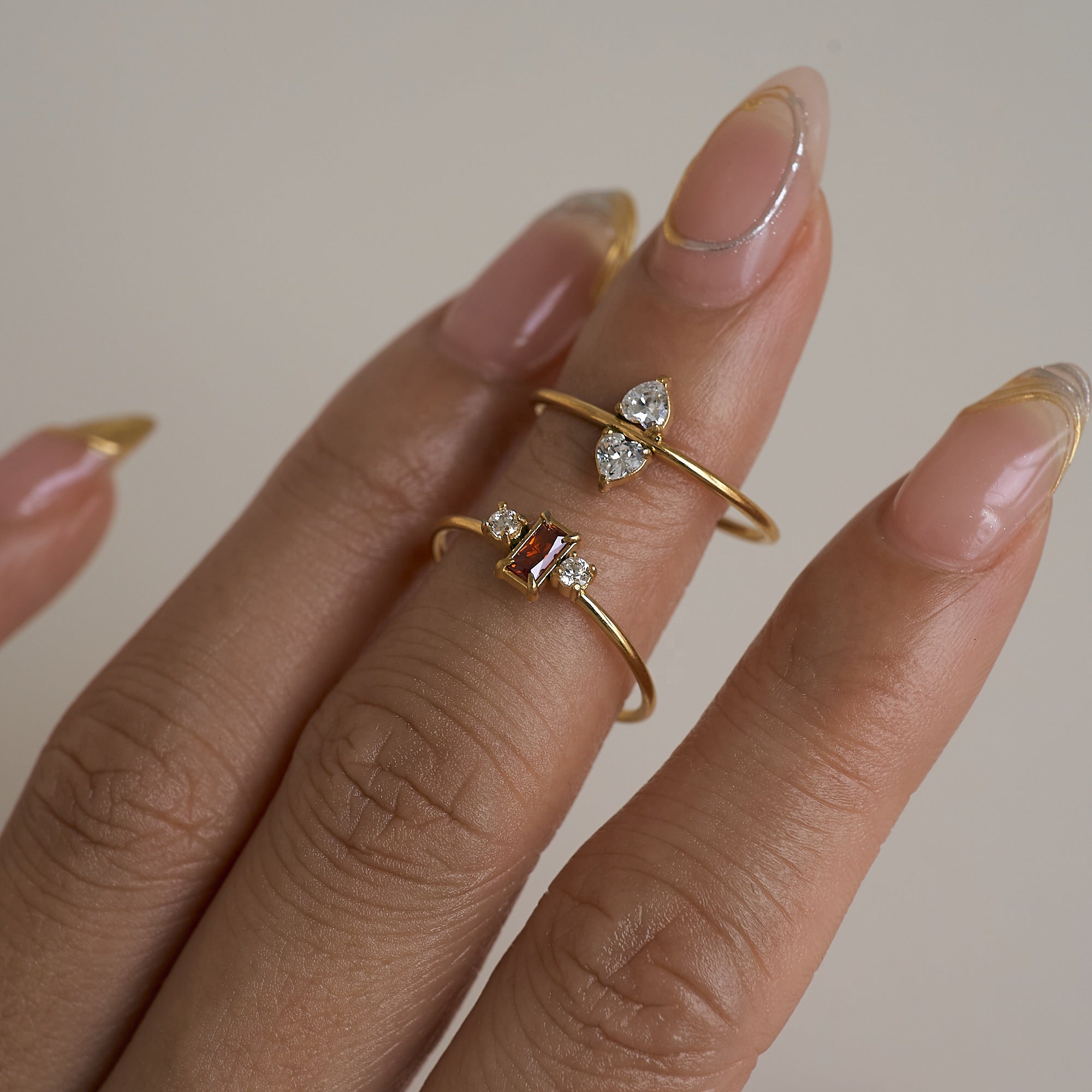 Lisa – Zarter Vergoldeter Ring mit Drei Roten Steinen