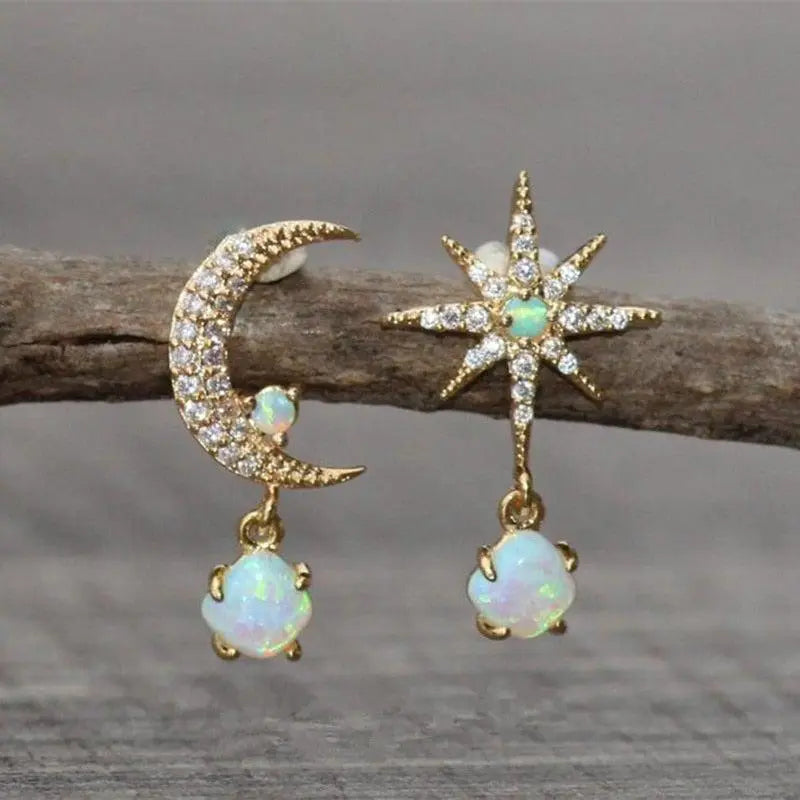 Carol – Goldene und Opal Mond- und Sterne Ohrringe