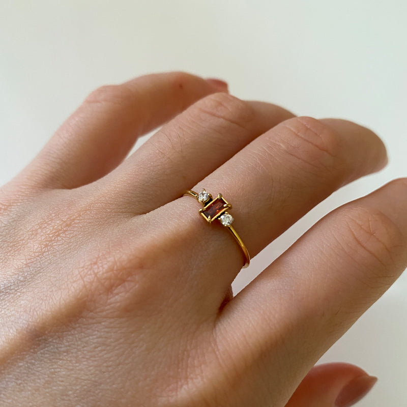 Lisa – Zarter Vergoldeter Ring mit Drei Roten Steinen