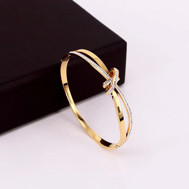 Dalia – Armreif Eleganter Knoten