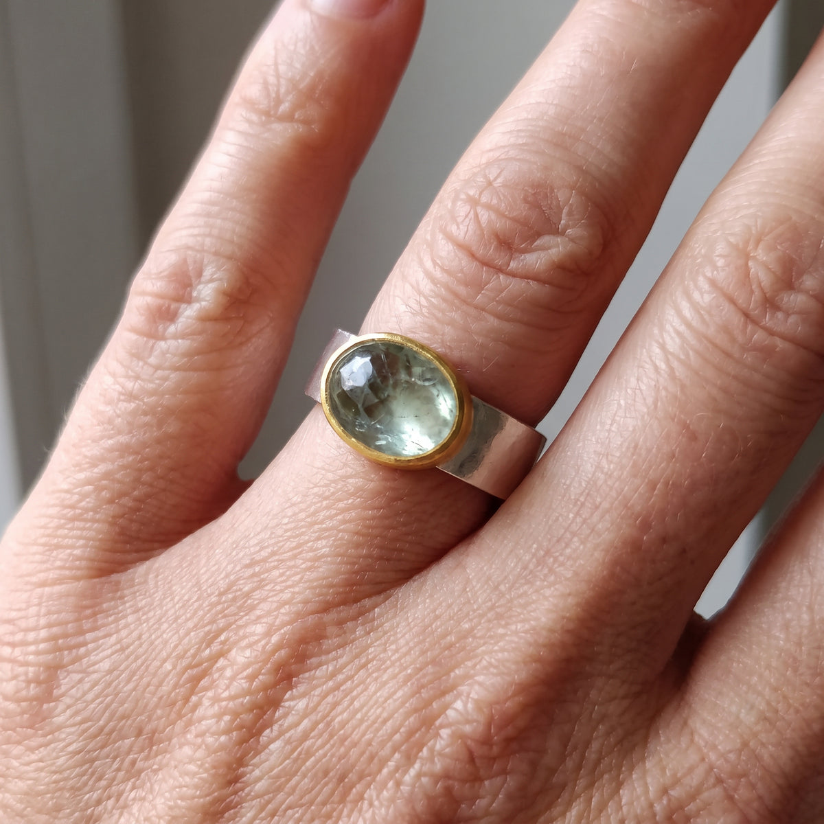 Selma – Vintage-Ring mit rundem grünem Stein