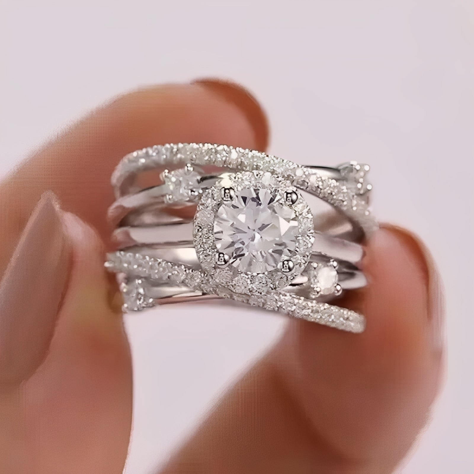 Ivanna – Ring mit Funkelnden Zirkonen Verschlungen
