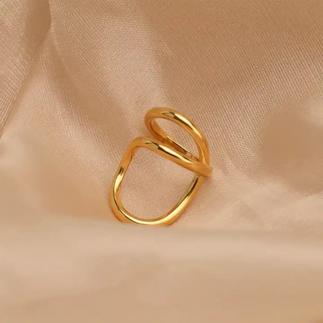 Hanaka – Goldener Ring mit abstrakten Linien