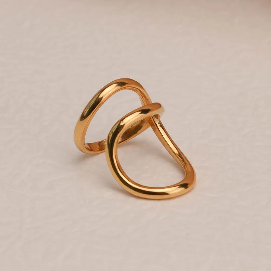 Hanaka – Goldener Ring mit abstrakten Linien