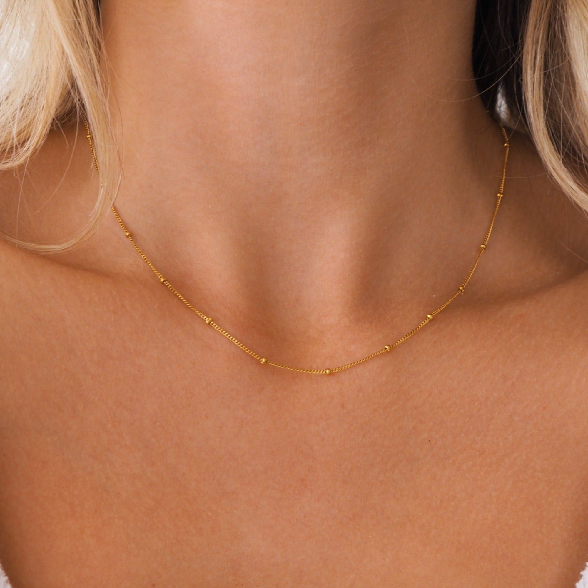 Vina – Goldene Schlüsselbein-Kette aus Stahl