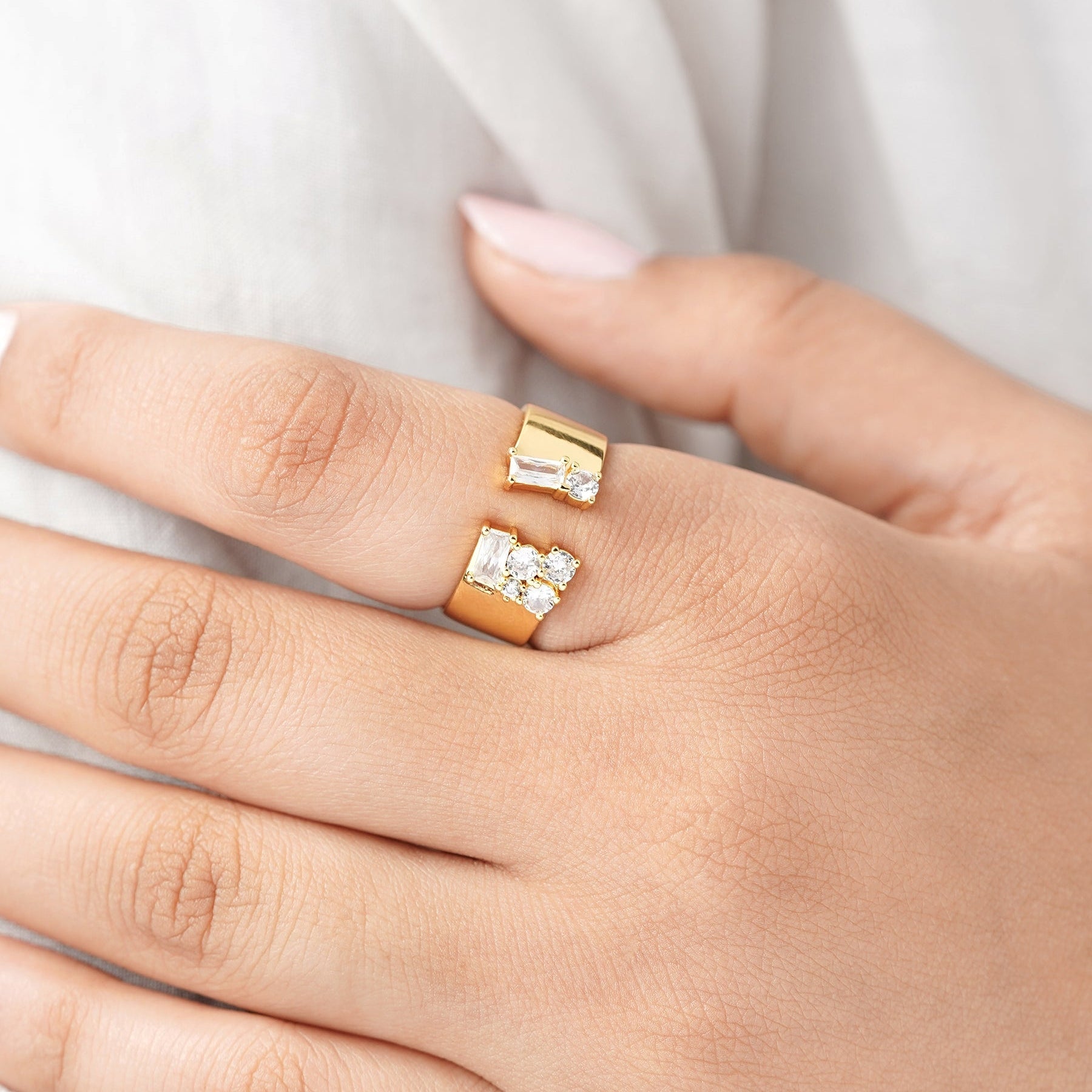 Alora – Minimalistischer unregelmäßiger Zirkonia-Ring