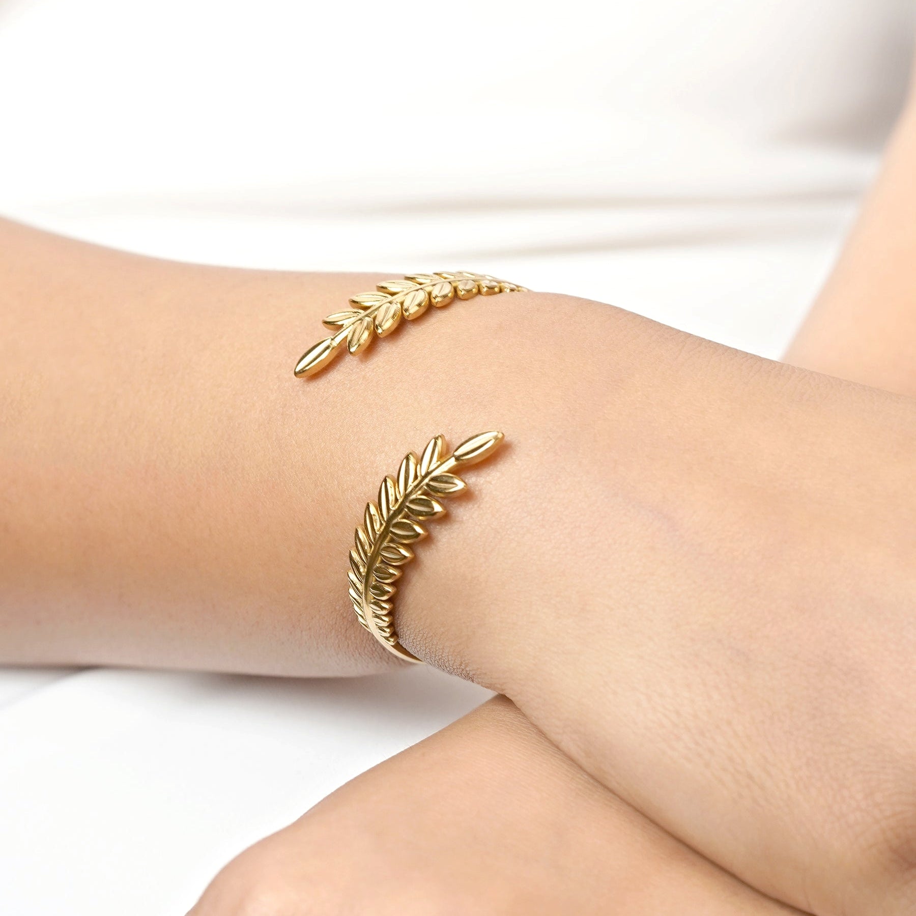 Selena – Elegantes offenes Armband mit Blättern