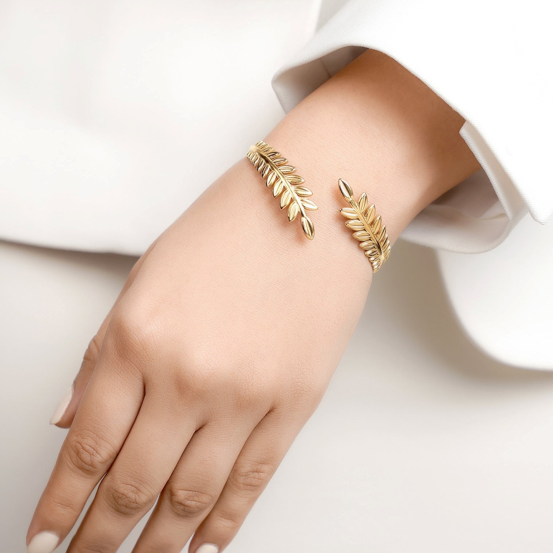 Selena – Elegantes offenes Armband mit Blättern
