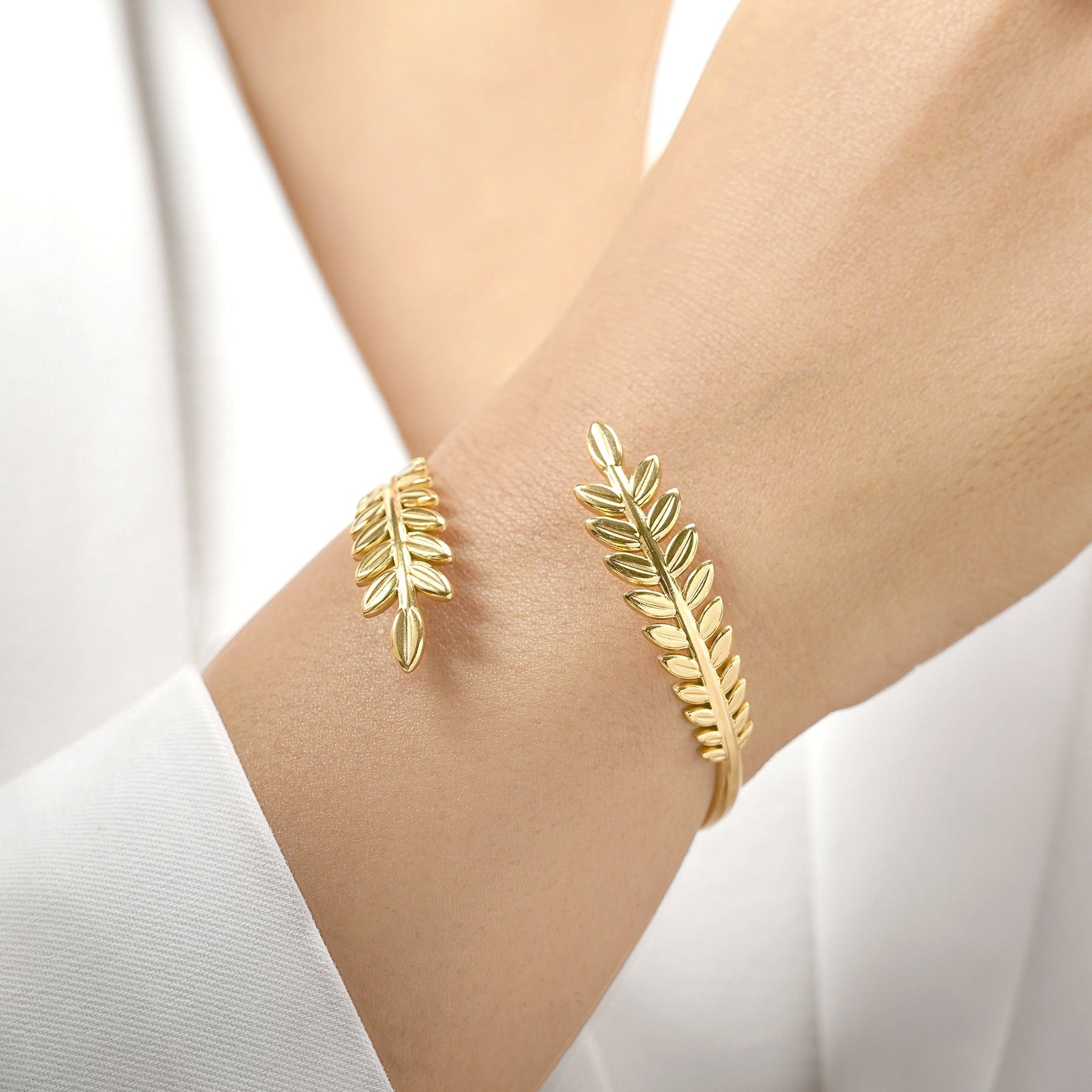 Selena – Elegantes offenes Armband mit Blättern