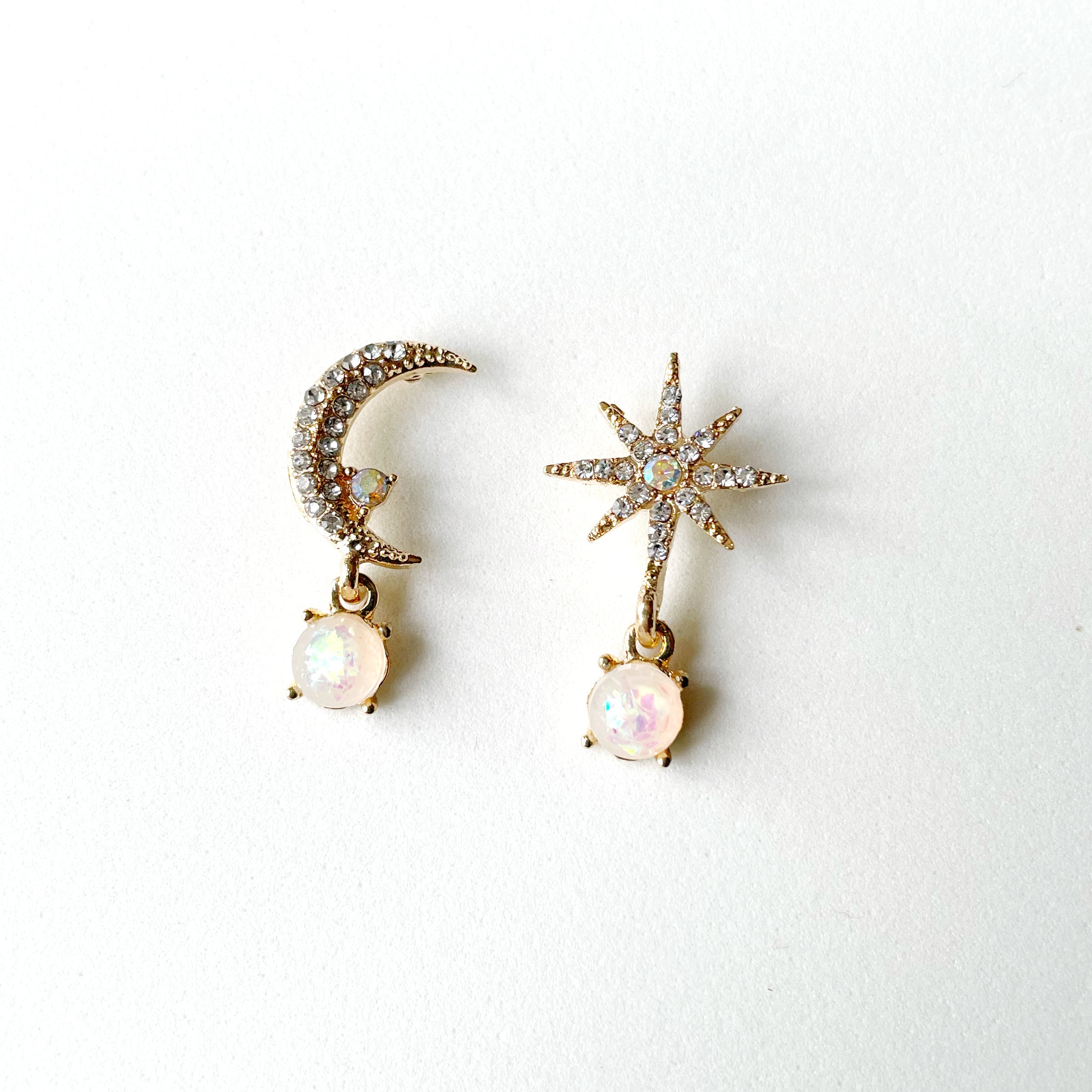 Stella – Asymmetrische Ohrringe aus Opal