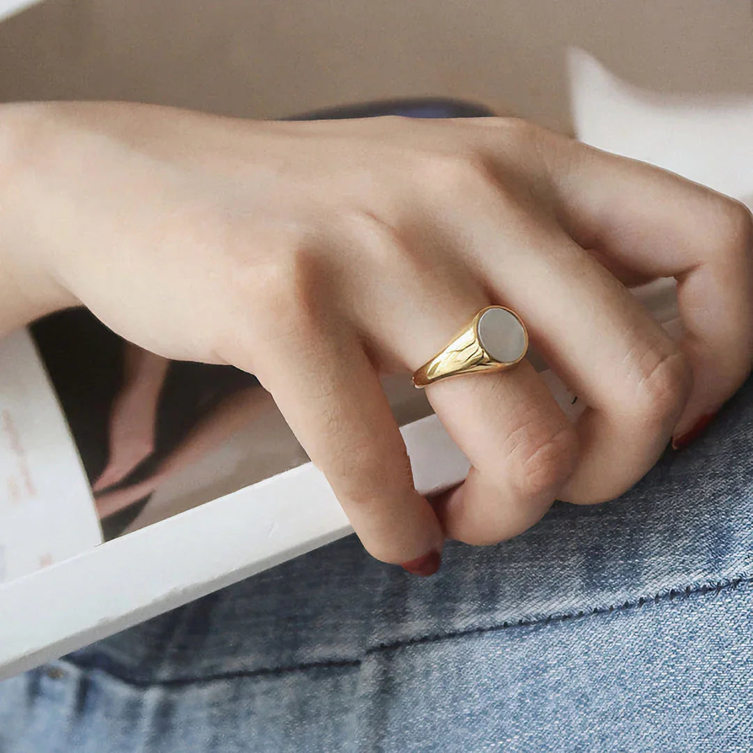 Daphne – Ring aus Gold mit Perlmutt