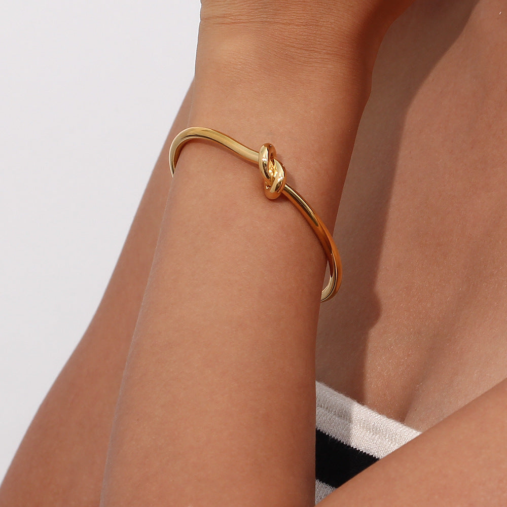 Louisa - Goldknoten Armreif