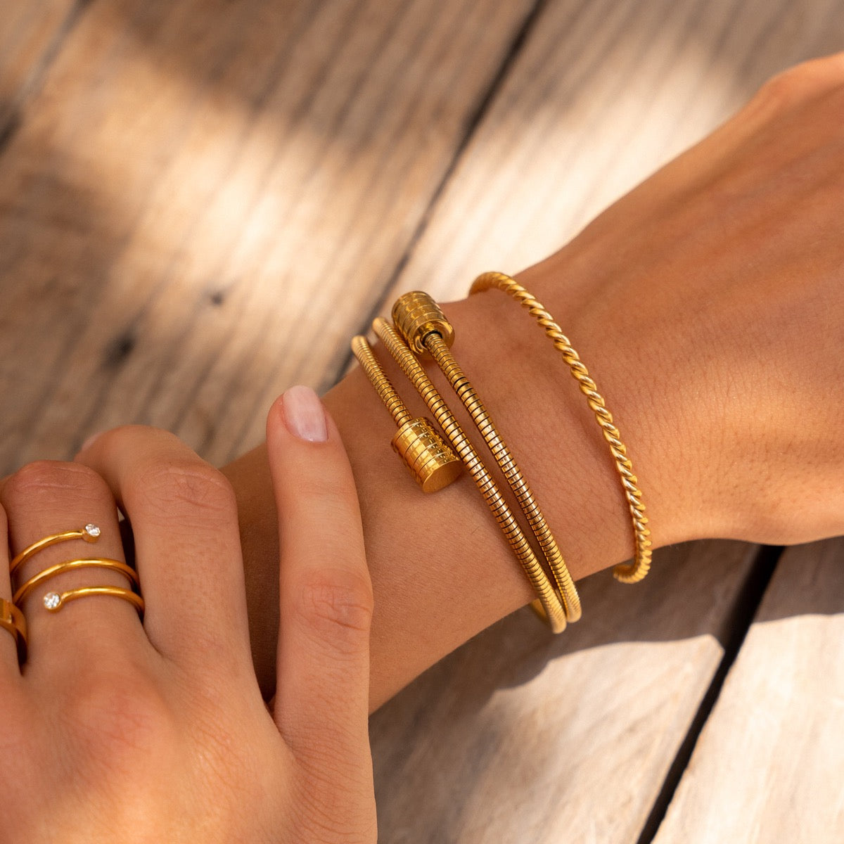 Angie – Armreif mit gedrehtem Design in Gold