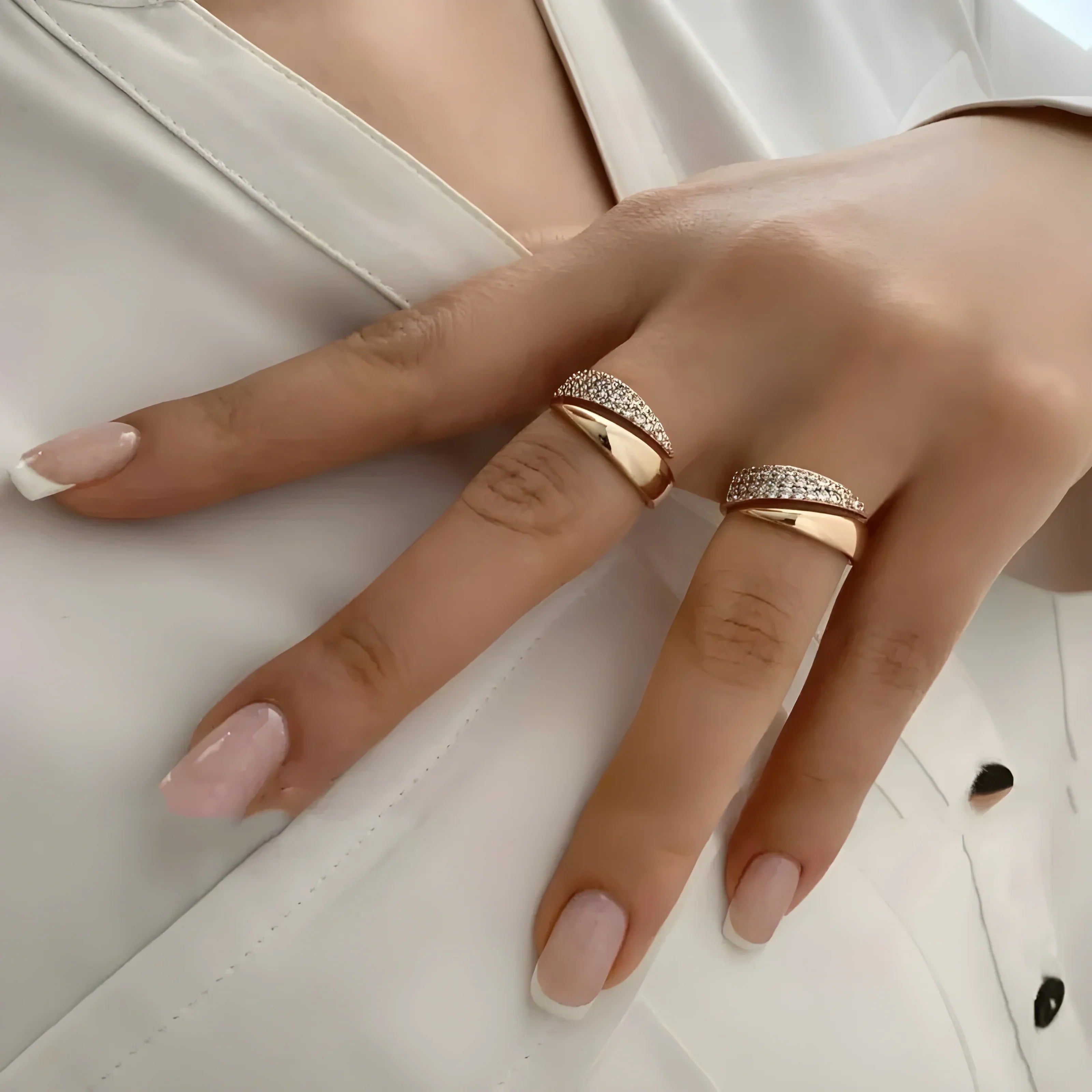 Emiko – Ring Gelbgold mit Leuchtenden Steinen