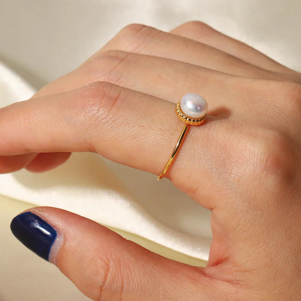 Solis – Goldener Ring mit Perle