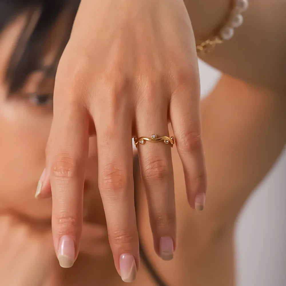 Wilma – Bague in Gold mit Perle und Wellen-Design