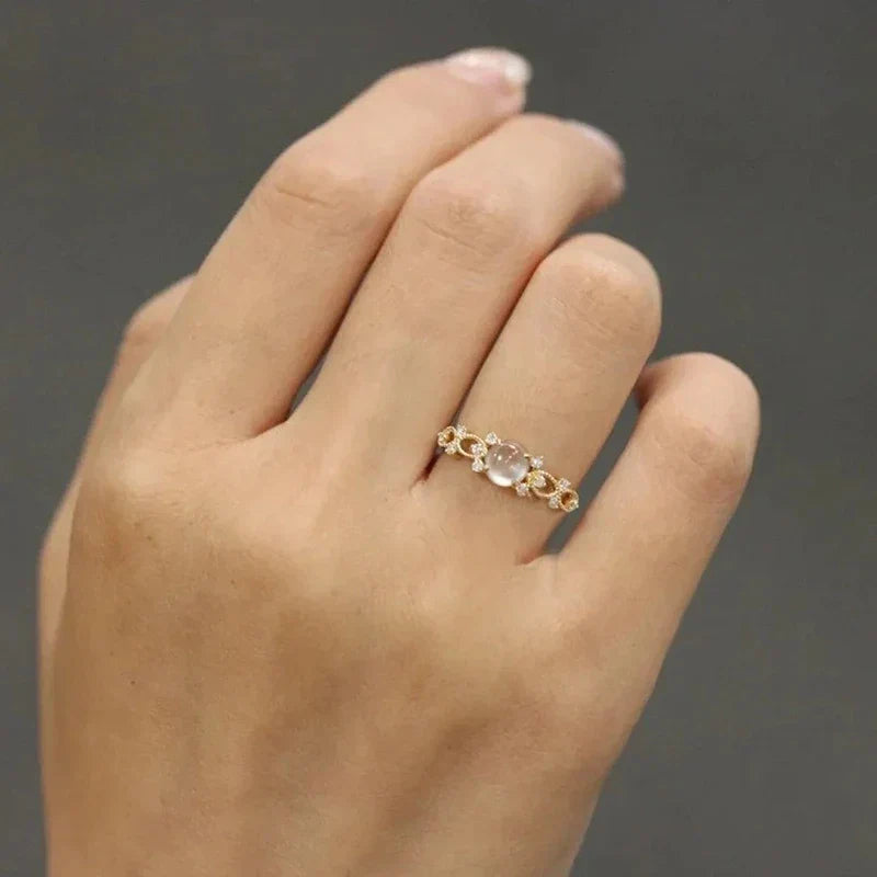 Sienna – Ring Mondstein Handgefasst