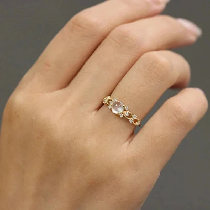 Sienna – Ring Mondstein Handgefasst