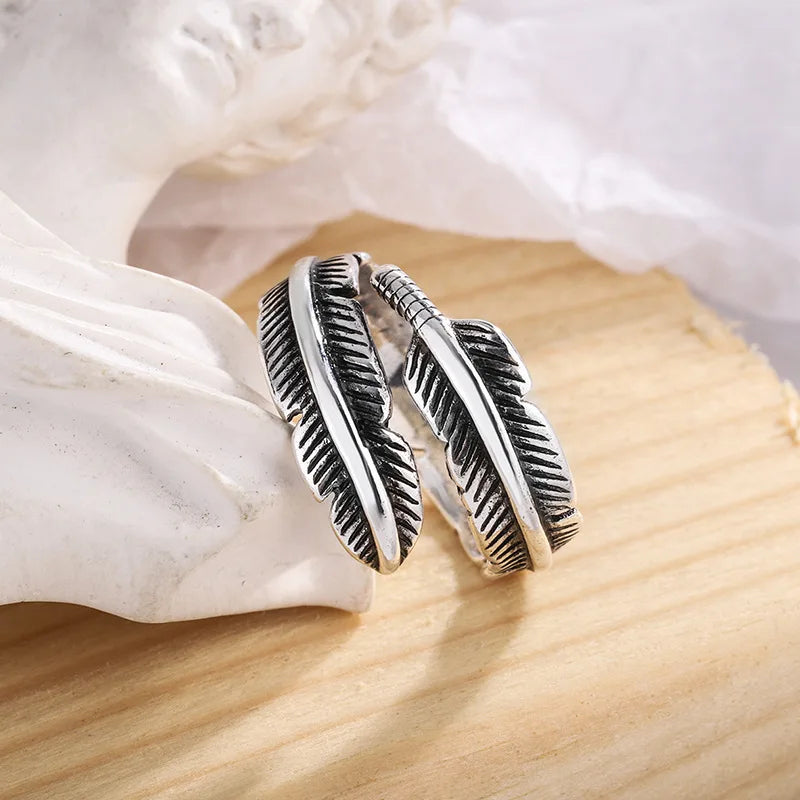 Reika – Retro-Schwarzring mit offenem Federdesign