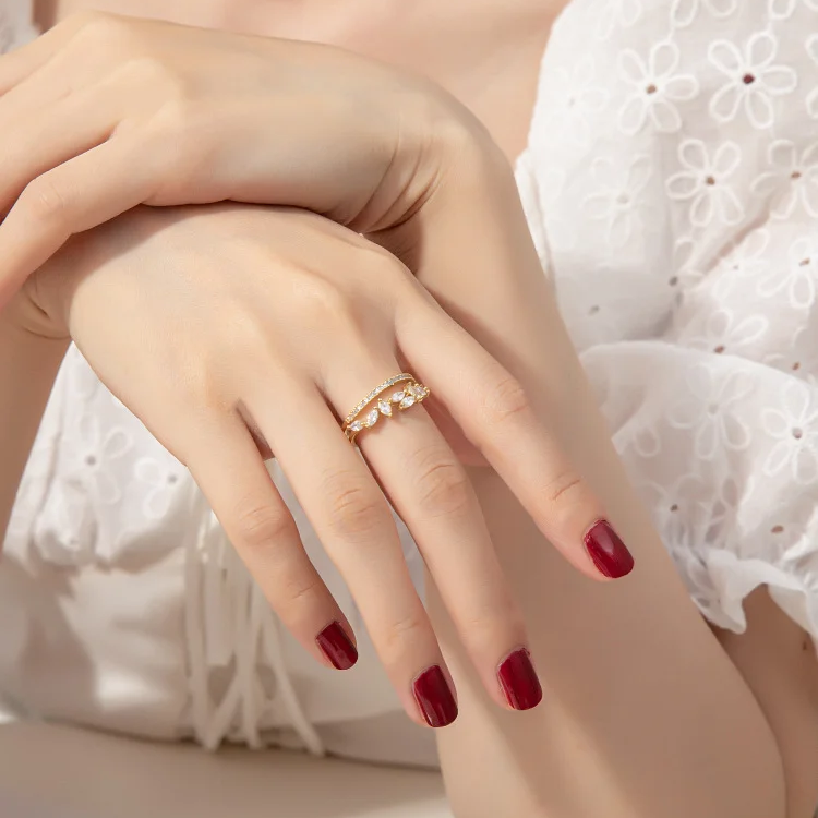 Mia – Ring aus Gold mit funkelndem Kristall