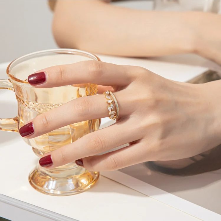 Mia – Ring aus Gold mit funkelndem Kristall
