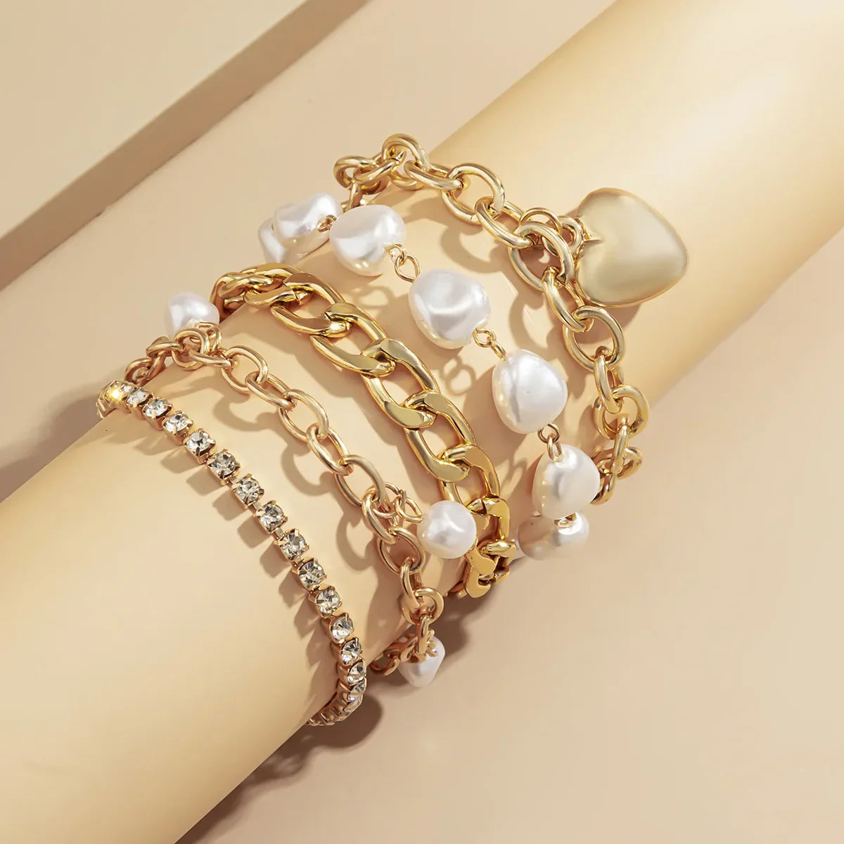 Sie – Ensemble von Fein Geschichteten Armbändern