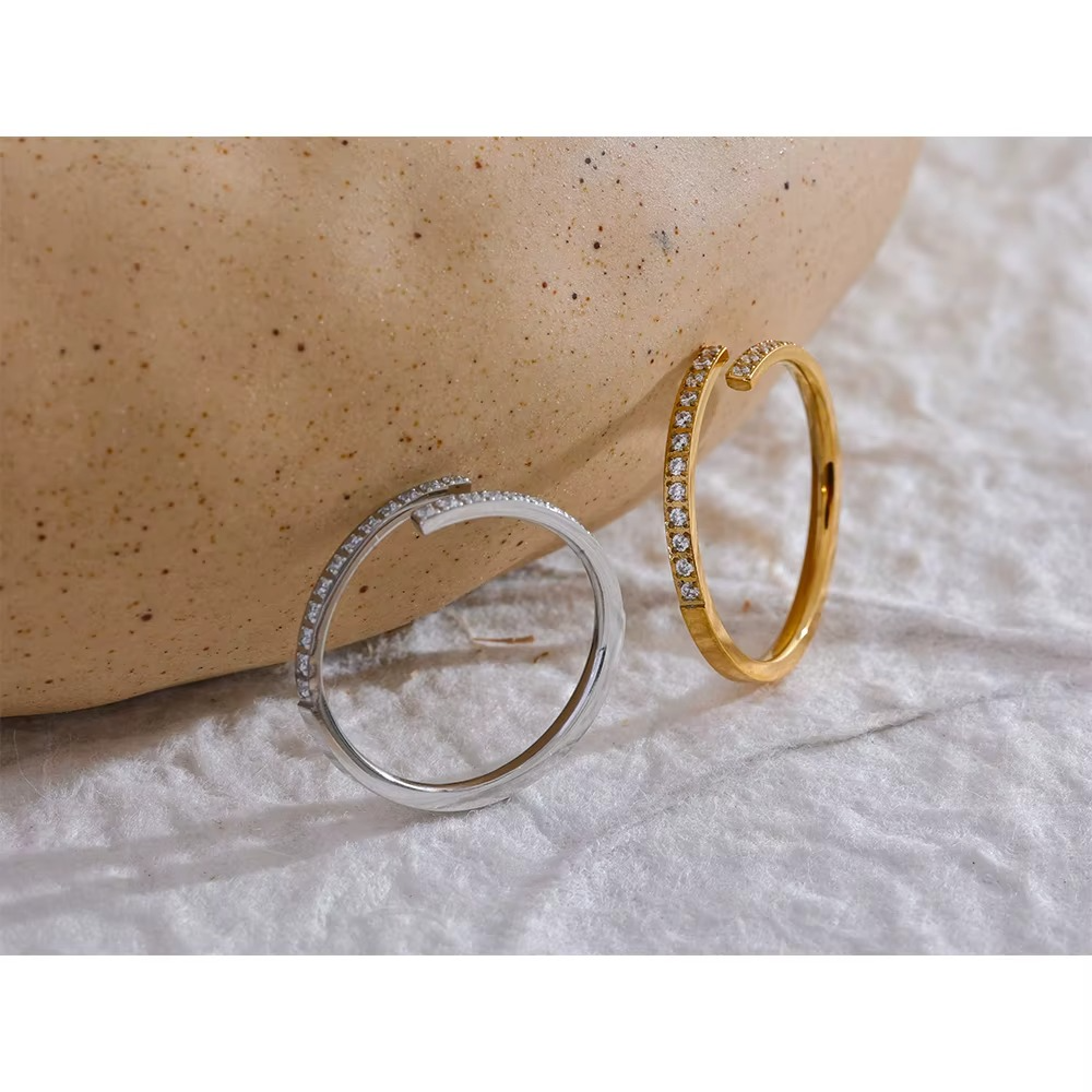 Elina – Geometrischer Ring mit eingearbeitetem Zirkon