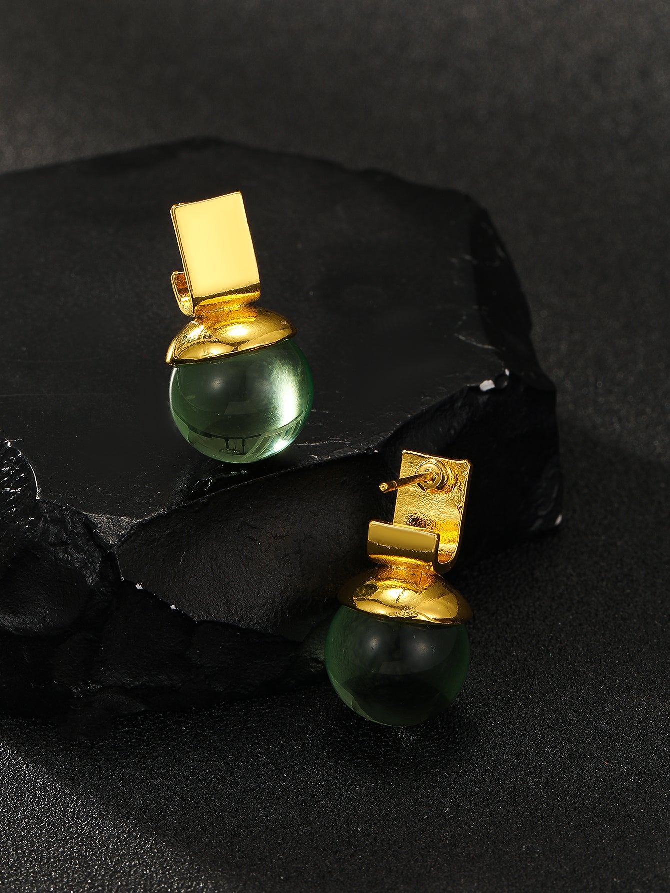 Charlie - Vintage Ohrringe mit grünem Kristall und Gold-Akzenten
