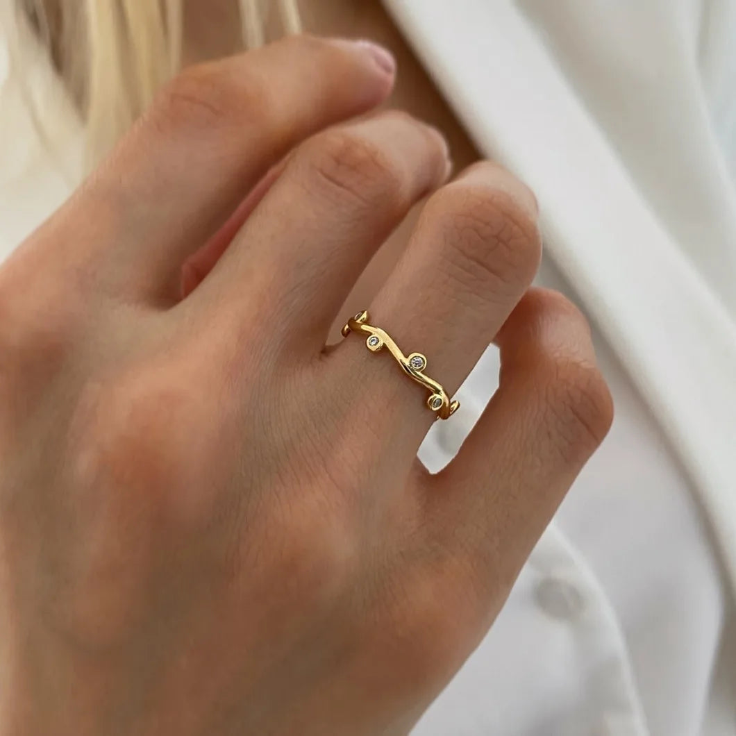 Wilma – Bague in Gold mit Perle und Wellen-Design