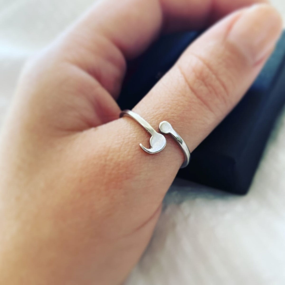 Zierlicher Semikolon-Ring - Resilienz-Ring