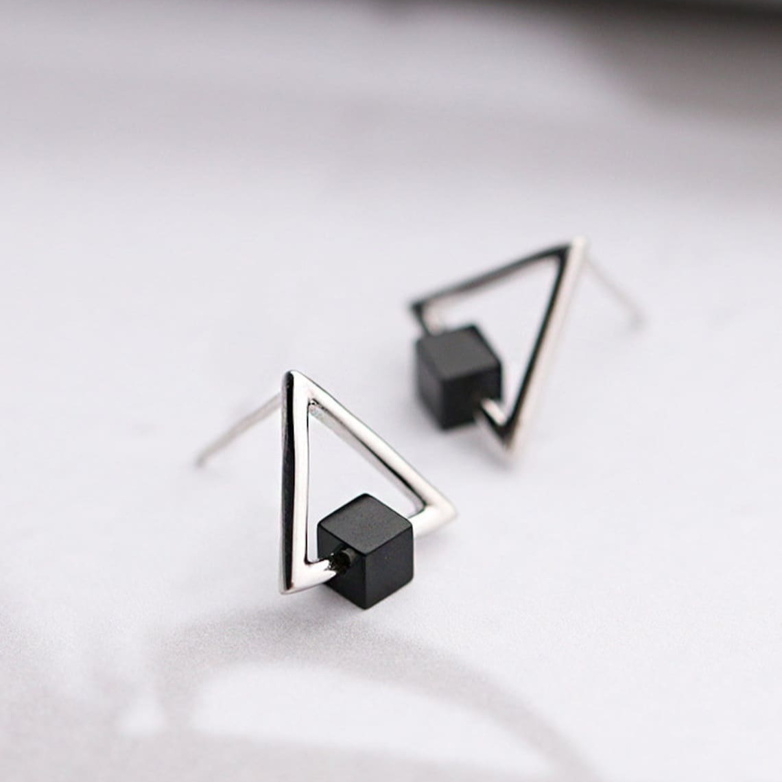 Geometrisches Dreieck - Schwarze Würfel-Ohrringe