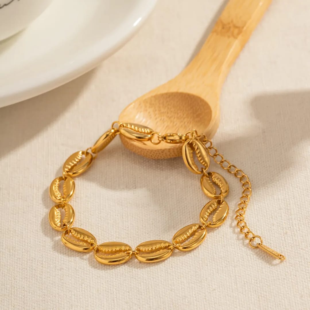 Riley – Elegantes goldenes Muschelarmband
