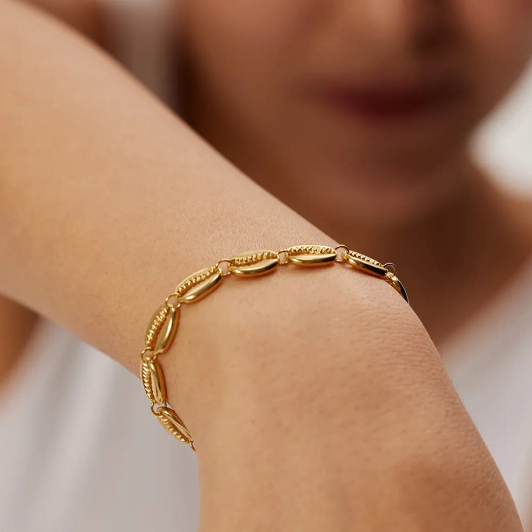 Riley – Elegantes goldenes Muschelarmband