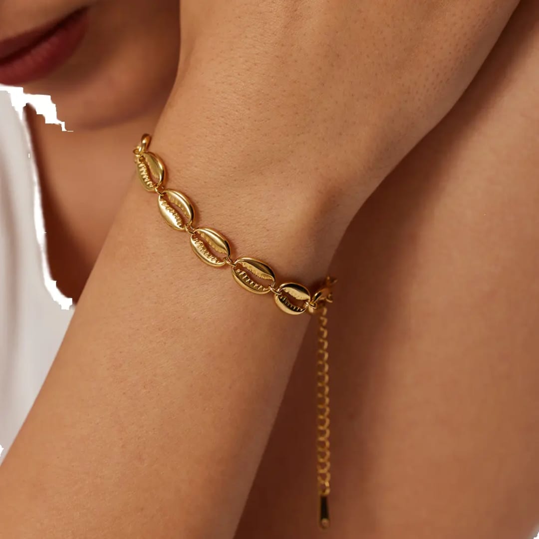 Riley – Elegantes goldenes Muschelarmband