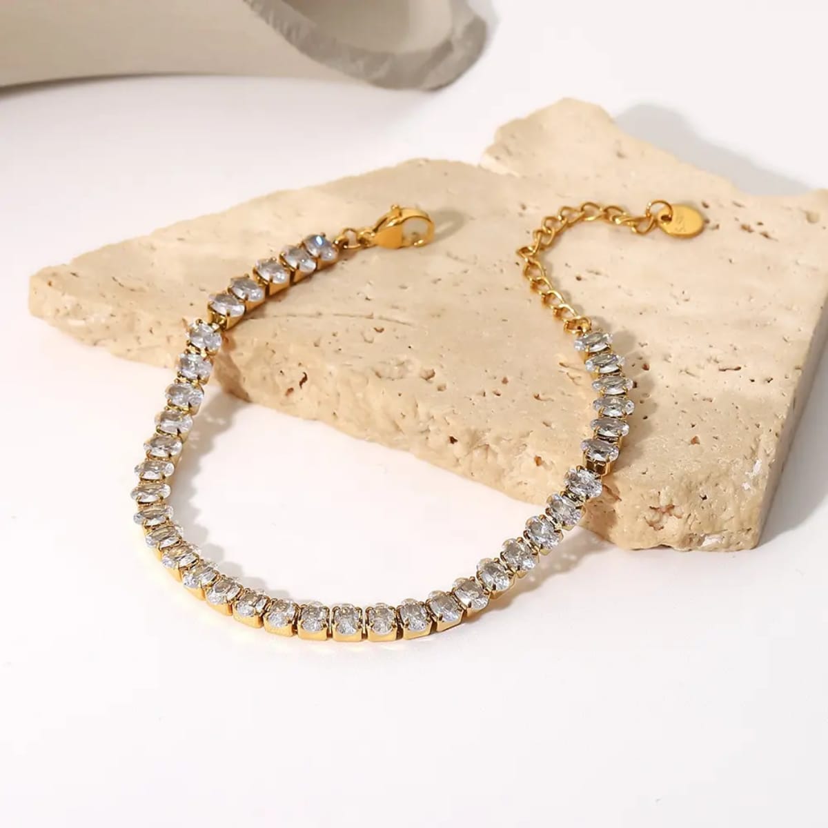 Erina – Elegantes Armband aus Naturstein und Stahl