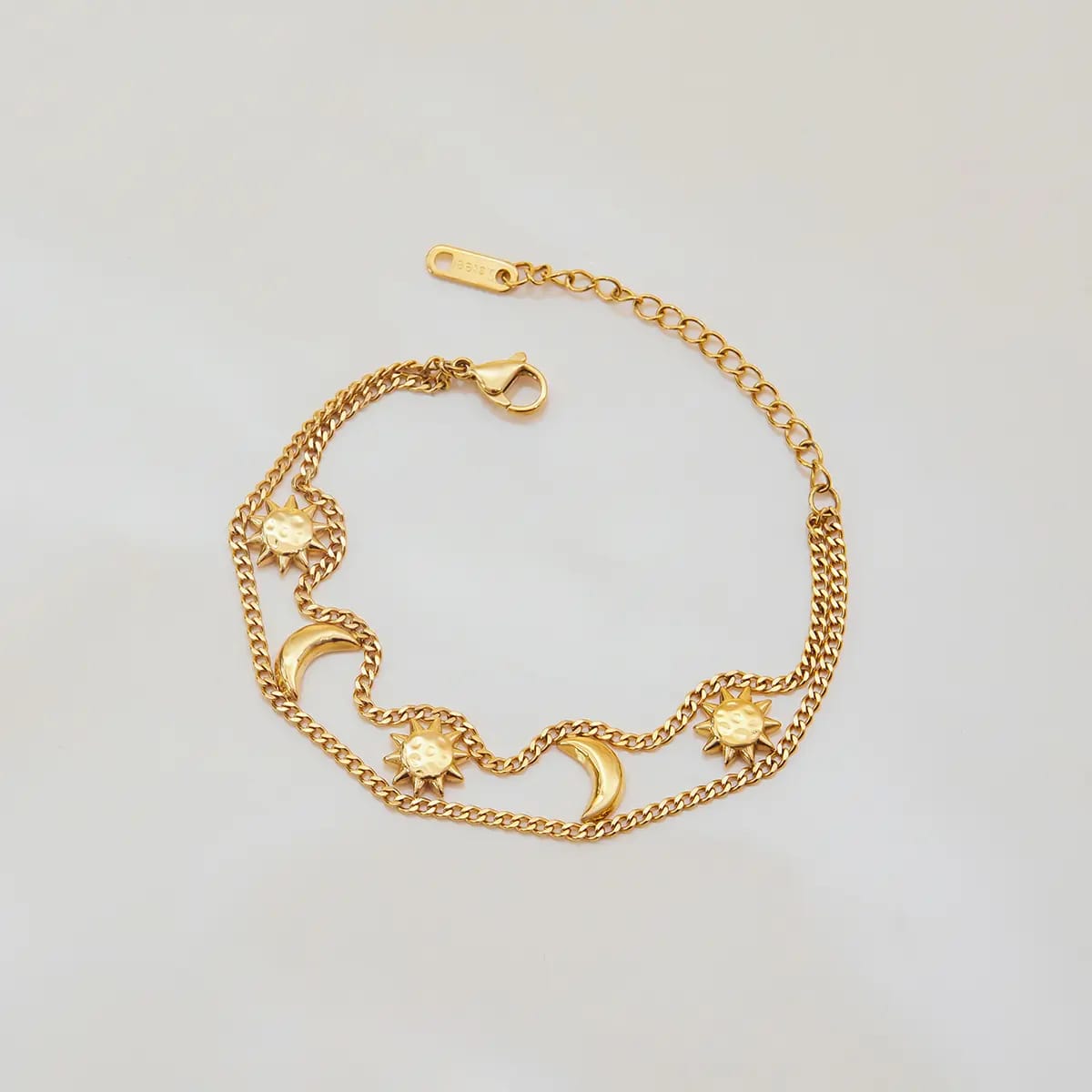 Luna – Elegantes Goldenes Armband mit Sonne und Mond