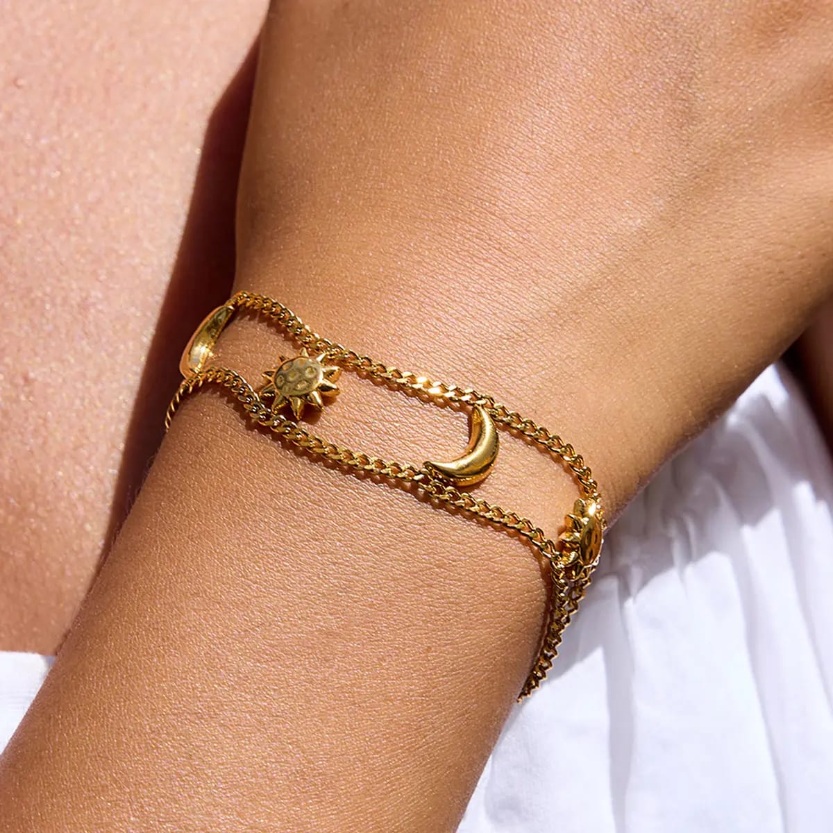 Luna – Elegantes Goldenes Armband mit Sonne und Mond