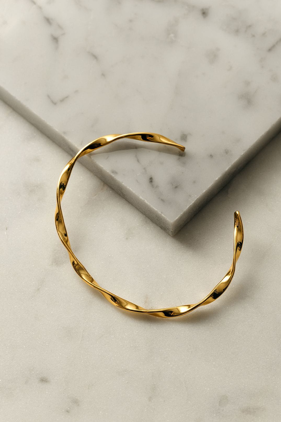 Taylor – Elegantes Twist-Armband aus Band