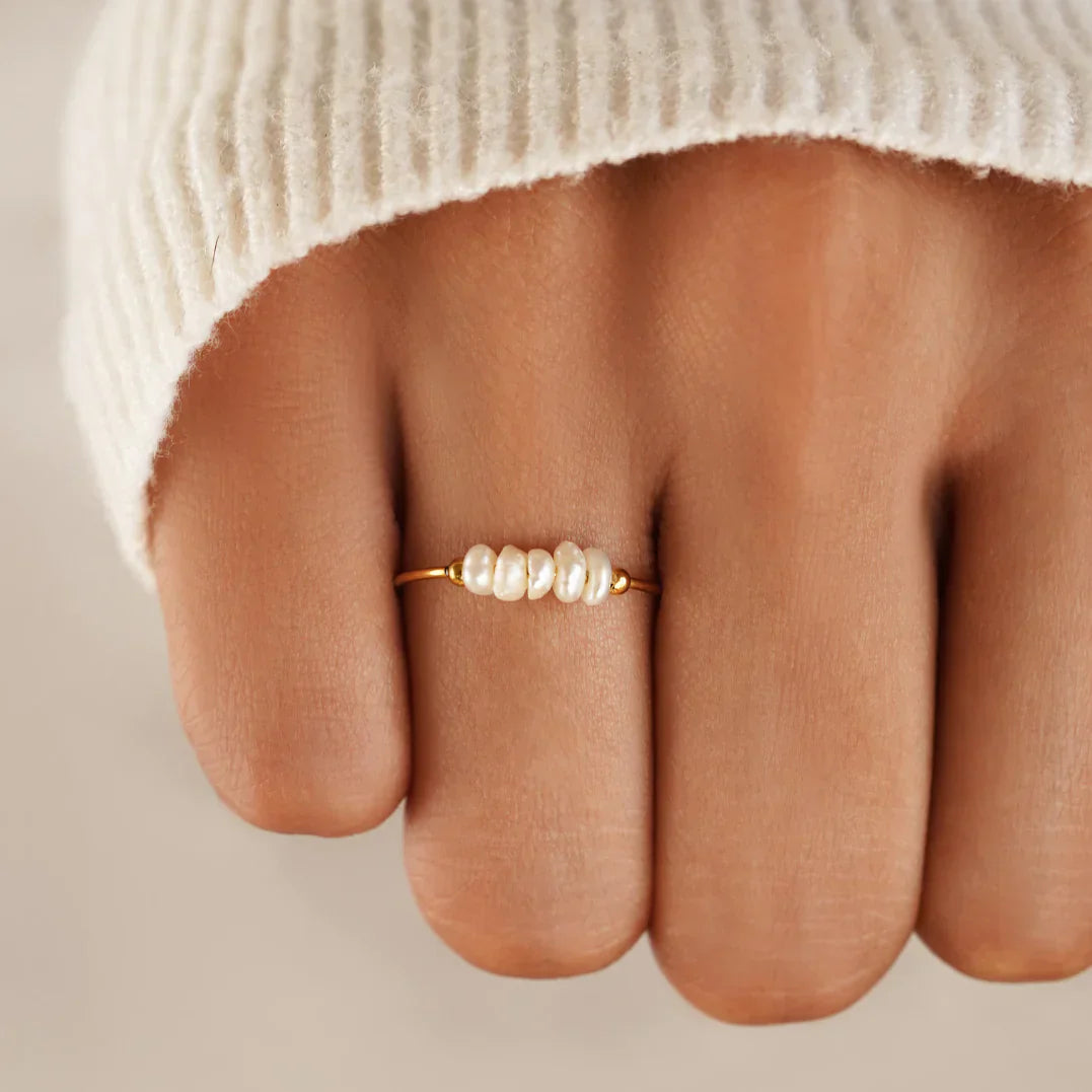 Lucie – Ring aus Gold mit natürlicher Barockperle