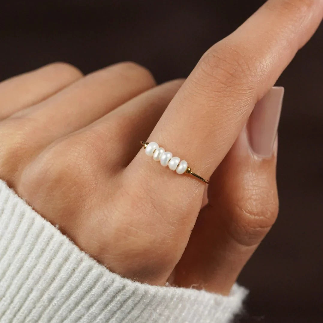 Lucie – Ring aus Gold mit natürlicher Barockperle