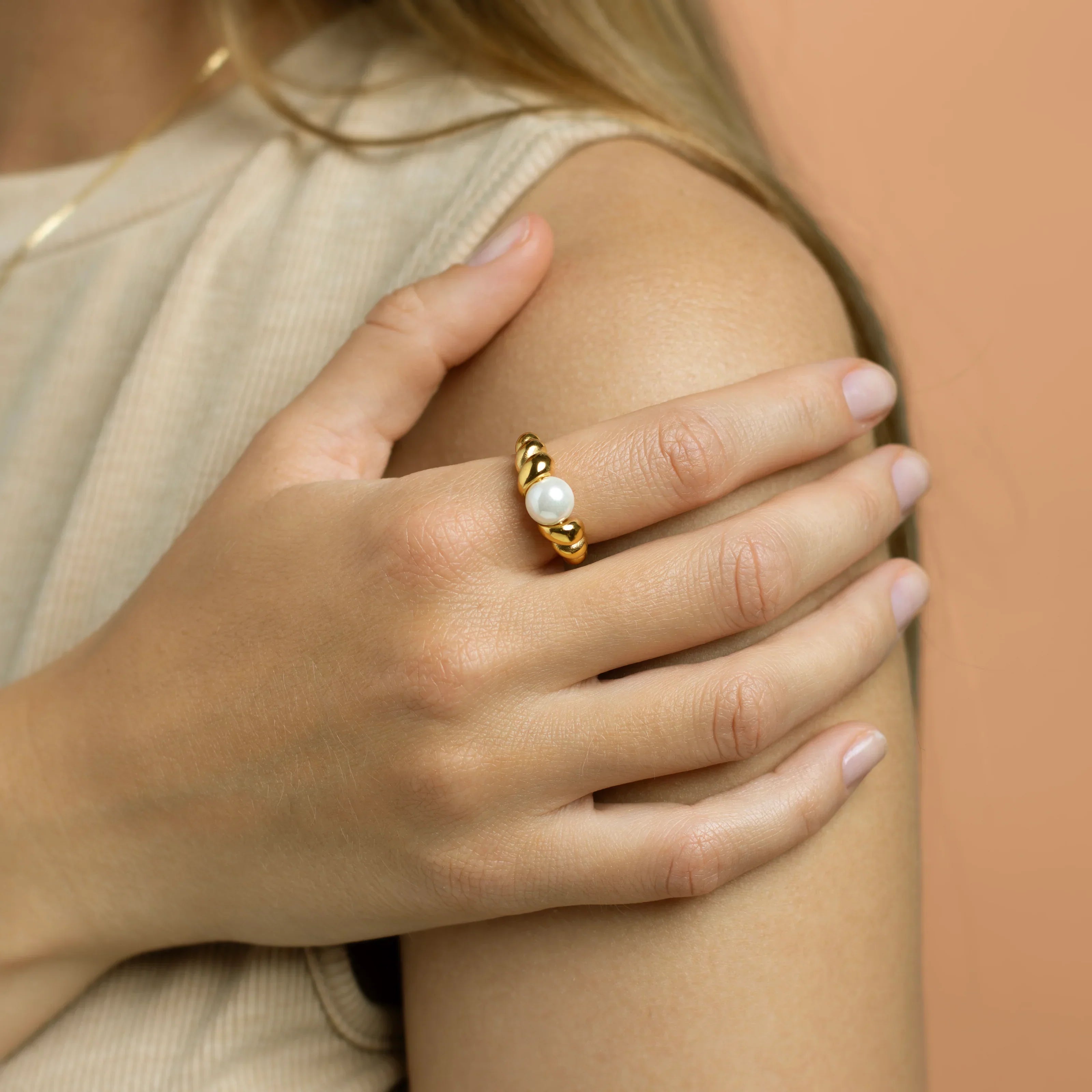 Dana – Gedrehter Ring mit Eleganter Perle