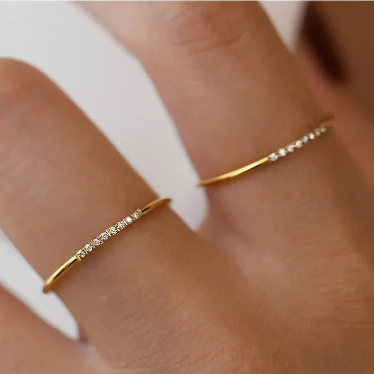 Alana – Feiner Ring mit gesprenkelten Diamanten