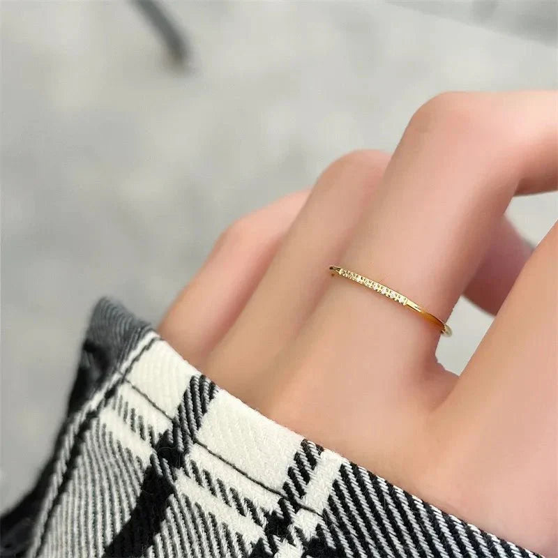 Alana – Feiner Ring mit gesprenkelten Diamanten